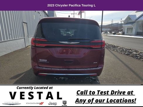 Used 2023 Chrysler Pacifica Touring-L image 7