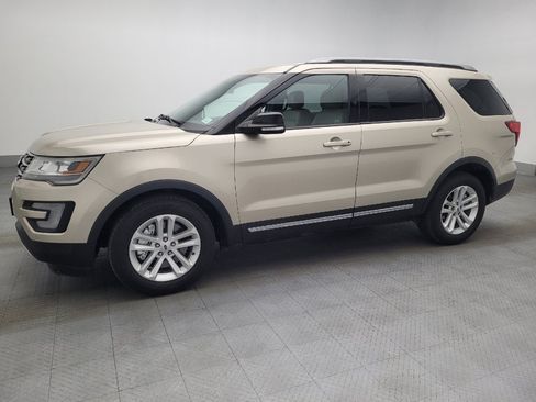Used 2017 Ford Explorer XLT w/ Equipment Group 202A FWD image 2