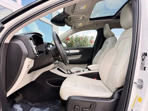 Used 2020 Volvo XC40 T4 Momentum w/ Protection Package FWD image 13