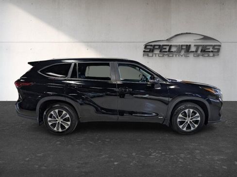 Used 2025 Toyota Highlander XLE AWD/4WD image 11