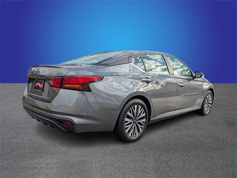 Used 2024 Nissan Altima 2.5 SV image 5