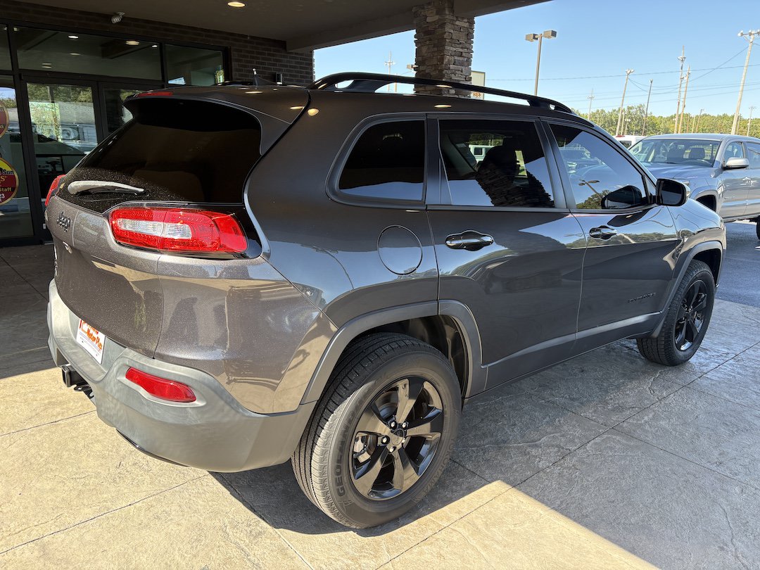 Used 2016 Jeep Cherokee Latitude w/ Cold Weather Group AWD/4WD image 6