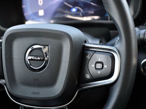 Certified 2025 Volvo XC40 B5 Plus image 22