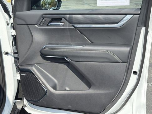 Used 2025 GMC Acadia Elevation image 31