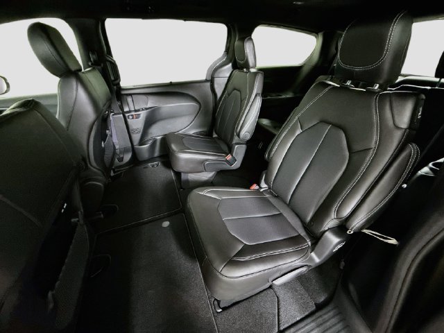 New 2027 Chrysler Pacifica Select AWD/4WD image 24