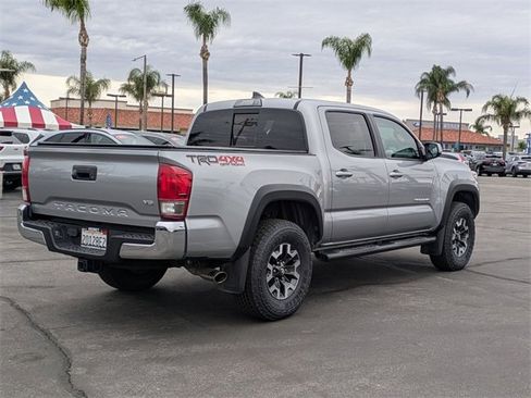 Used 2017 Toyota Tacoma TRD Off-Road image 5