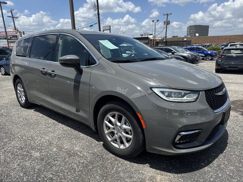 Used 2023 Chrysler Pacifica Touring-L FWD image 7