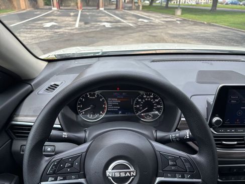 Used 2025 Nissan Altima 2.5 SV FWD image 29