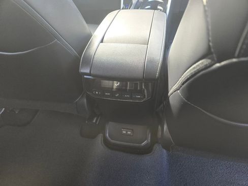 Used 2022 Toyota Highlander XLE image 13