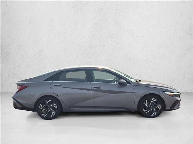 Used 2024 Hyundai Elantra Limited FWD image 4