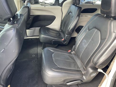 Used 2020 Chrysler Pacifica Touring-L image 6