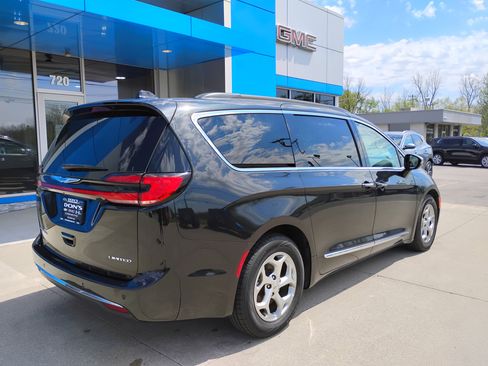 Used 2023 Chrysler Pacifica Limited image 34