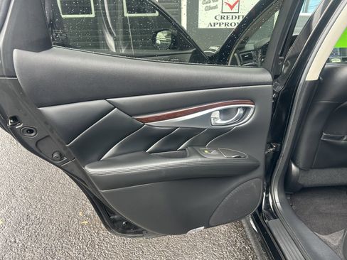 Used 2017 INFINITI Q70 3.7 image 30