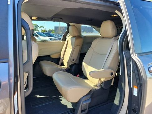 Used 2024 Toyota Sienna XLE FWD image 13