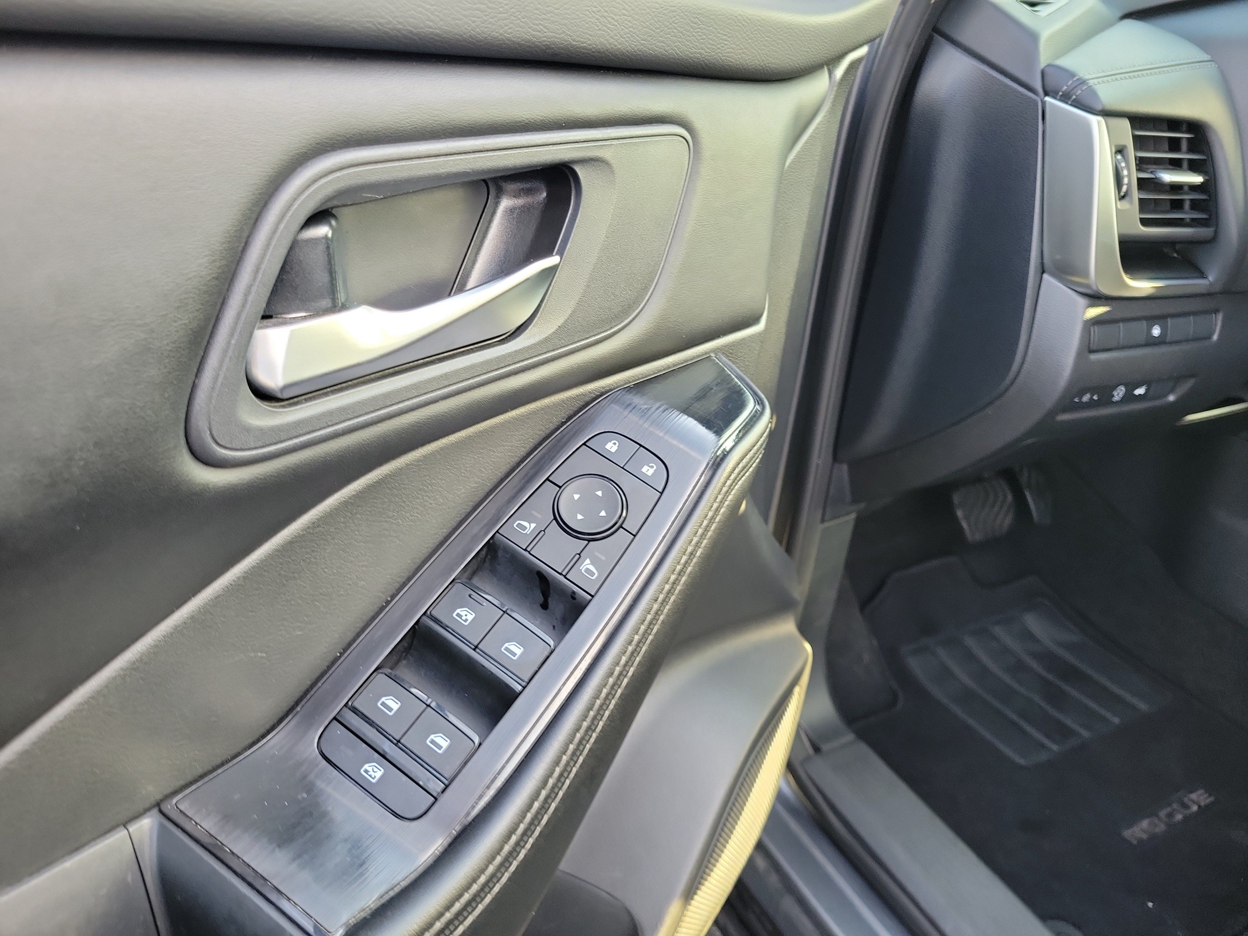 Used 2025 Nissan Rogue SV AWD/4WD image 18