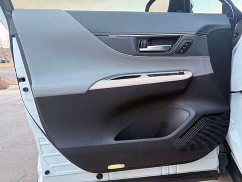 Used 2022 Toyota Venza Limited image 10