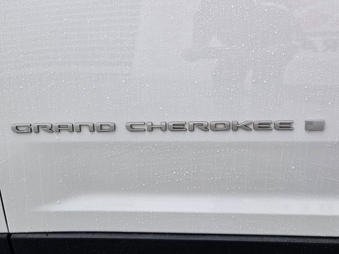 Used 2025 Jeep Grand Cherokee Limited AWD/4WD image 37