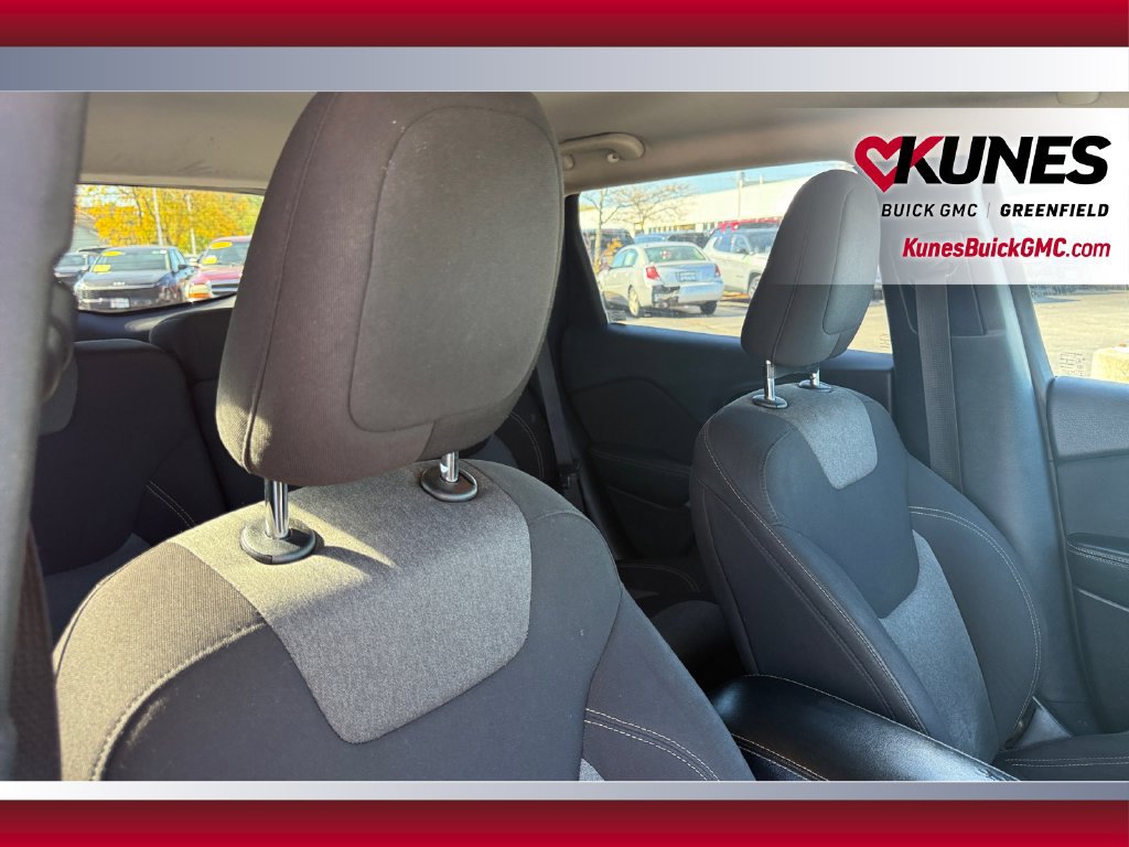 Used 2018 Jeep Cherokee Latitude w/ Altitude Package AWD/4WD image 37