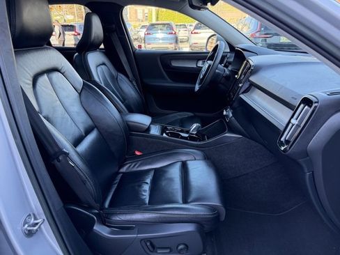 Used 2023 Volvo XC40 B5 Plus image 42