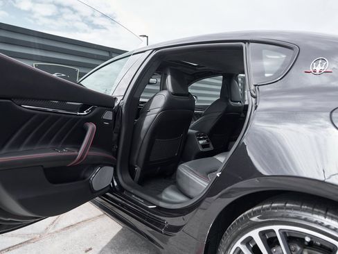 Used 2021 Maserati Quattroporte Trofeo image 36