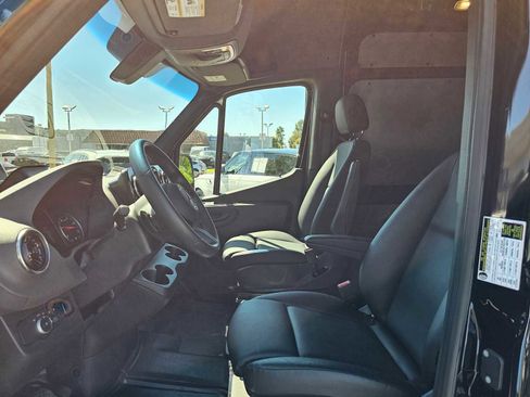 Used 2025 Mercedes-Benz Sprinter 2500 image 21