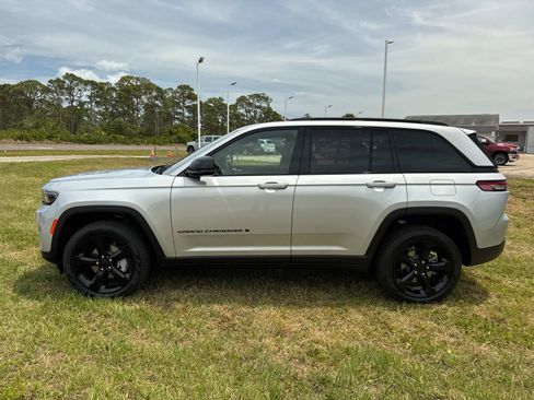 New 2025 Jeep Grand Cherokee Limited w/ Black Appearance Package RWD image 6