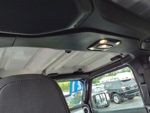 Used 2021 Jeep Wrangler Unlimited Sahara image 11