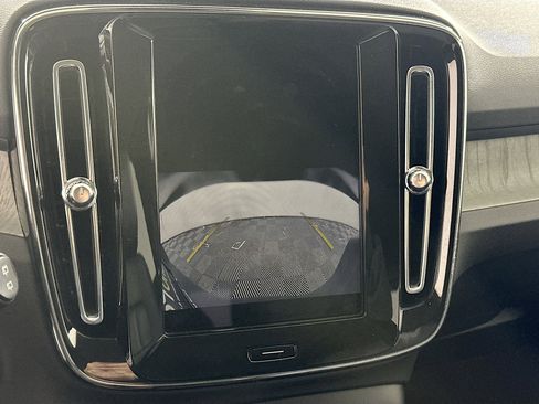 Used 2025 Volvo XC40 B5 Core image 22