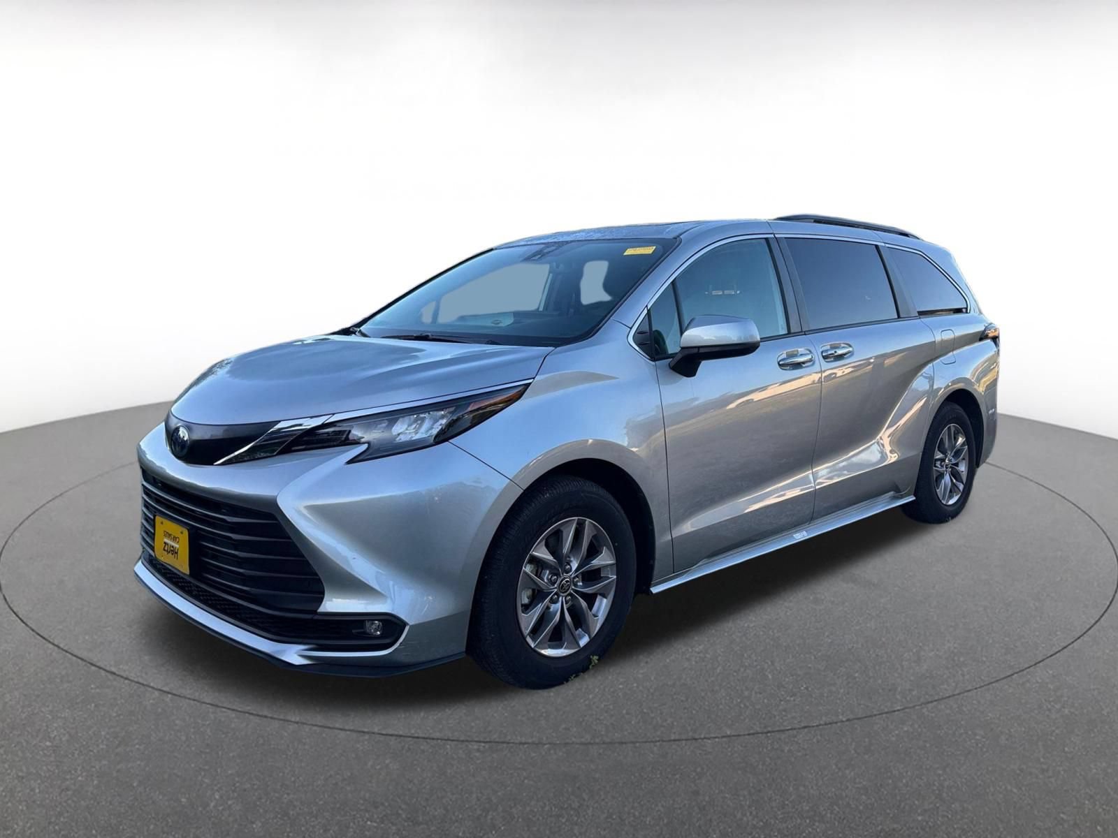 Used 2025 Toyota Sienna XLE FWD image 2