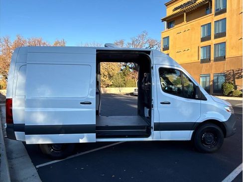 Used 2021 Mercedes-Benz Sprinter 2500 image 6