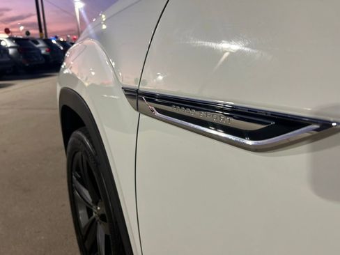 Used 2021 Volkswagen Atlas Cross Sport SE w/ Panoramic Sunroof Package image 24