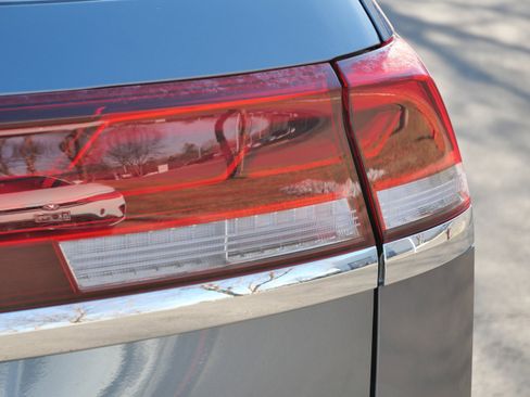 Certified 2025 Volkswagen Atlas Cross Sport SE image 17