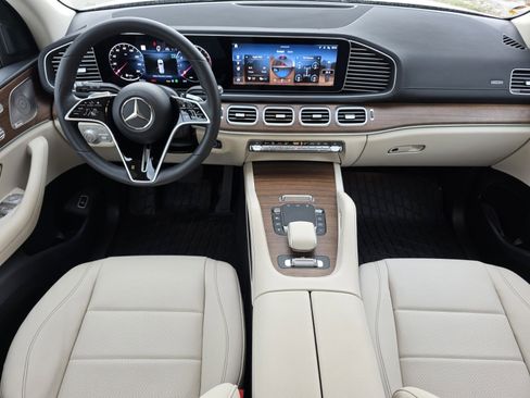 Used 2024 Mercedes-Benz GLS 450 4MATIC image 4