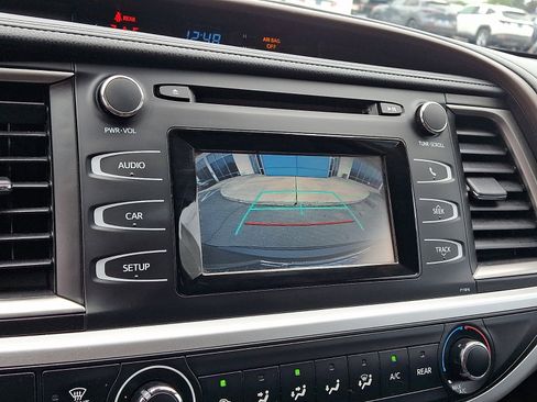 Used 2019 Toyota Highlander LE AWD/4WD image 18