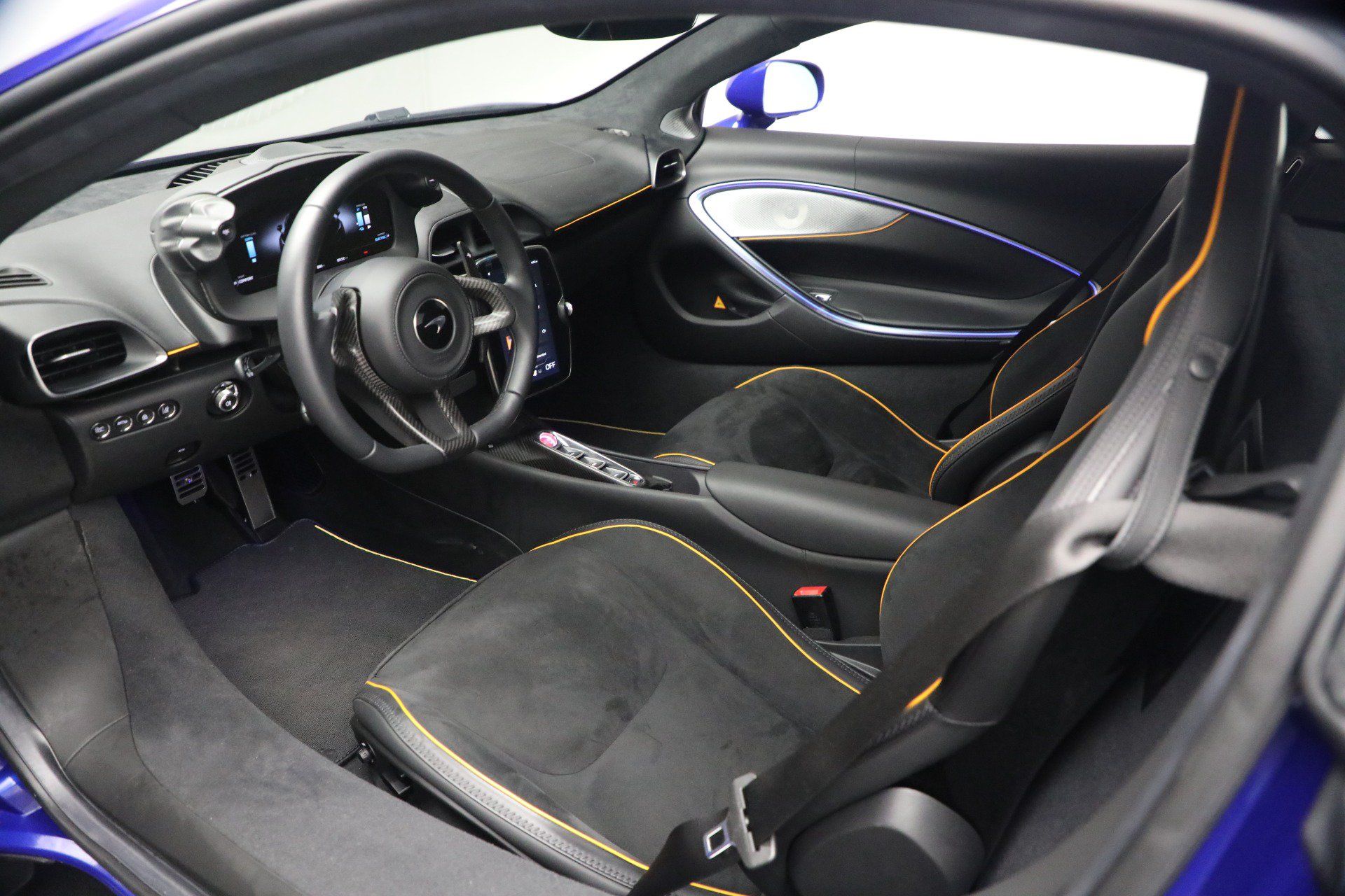 Used 2024 McLaren Artura RWD image 23