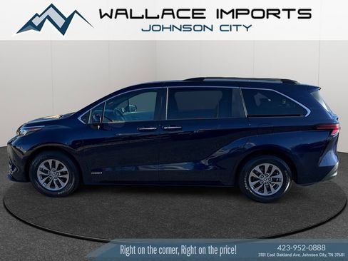 Used 2021 Toyota Sienna XLE w/ XLE Plus Package image 1