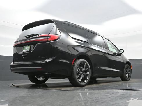 New 2027 Chrysler Pacifica Limited AWD/4WD image 19