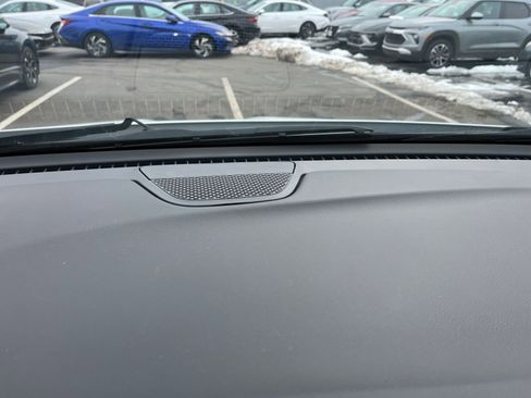 Used 2025 Chrysler Pacifica Select image 17