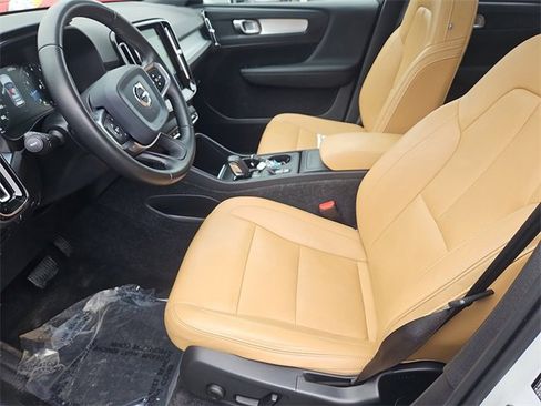 Used 2020 Volvo XC40 T5 Momentum w/ Protection Package Premier image 32