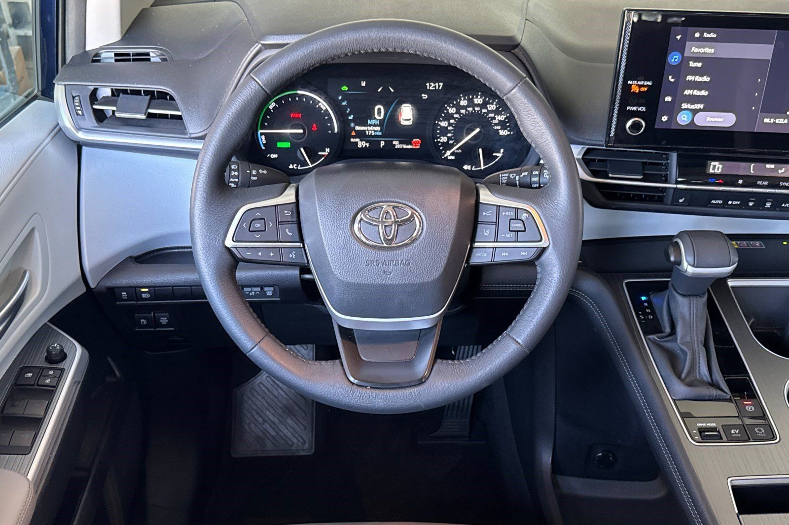 Used 2025 Toyota Sienna XLE FWD image 31