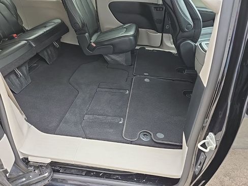 Used 2024 Chrysler Pacifica Touring-L image 79