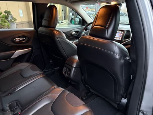 Used 2018 Jeep Cherokee Trailhawk image 21