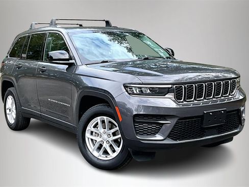 Used 2024 Jeep Grand Cherokee Laredo X image 2