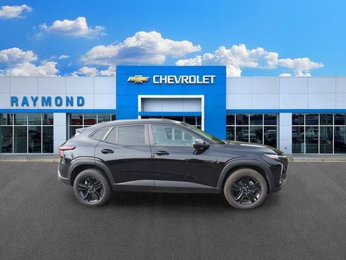 Used 2025 Chevrolet Trax ACTIV w/ Driver Confidence Package FWD image 2