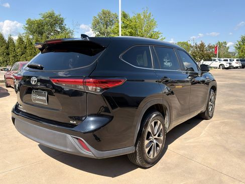 Used 2023 Toyota Highlander XLE image 3