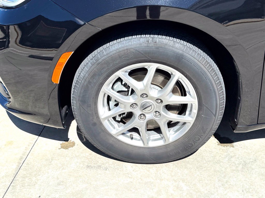 Used 2025 Chrysler Pacifica Select FWD image 9
