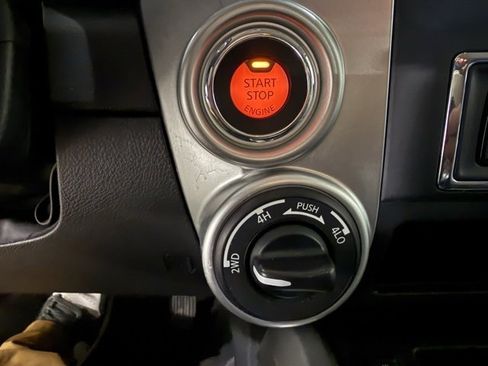 Used 2019 Nissan Titan SV image 21