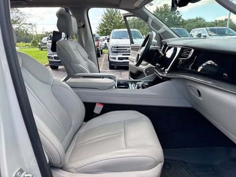 Used 2022 Jeep Wagoneer Series III w/ Premium Group I AWD/4WD image 23