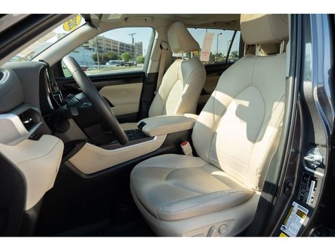 Used 2025 Toyota Highlander XLE FWD image 12