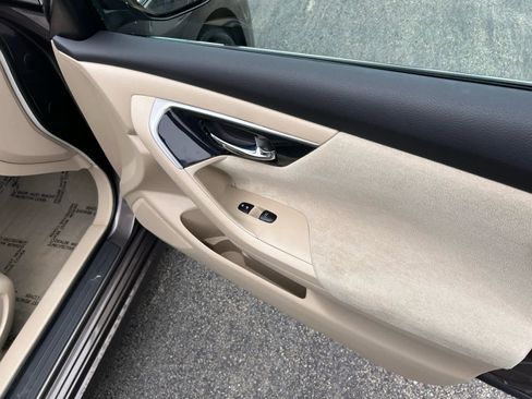 Used 2013 Nissan Altima 3.5 SV image 25